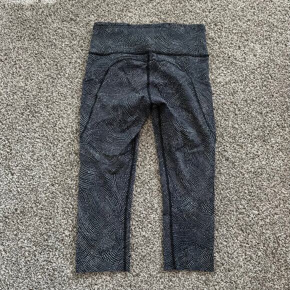 Lululemon black & white dot print cropped leggings size 6 - Picture 4 of 10
